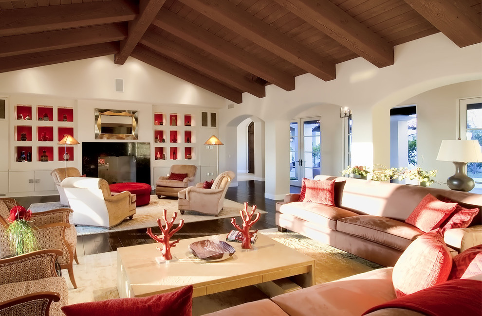 Источник вдохновения для домашнего уюта: гостиная комната в средиземноморском стиле с белыми стенами, темным паркетным полом, стандартным камином и акцентной стеной