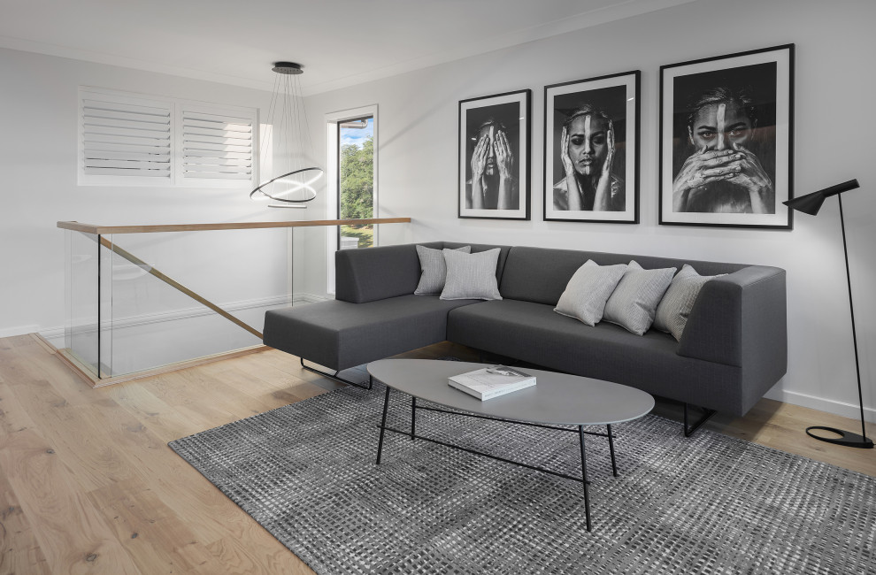 Diseño de sala de estar abierta actual de tamaño medio