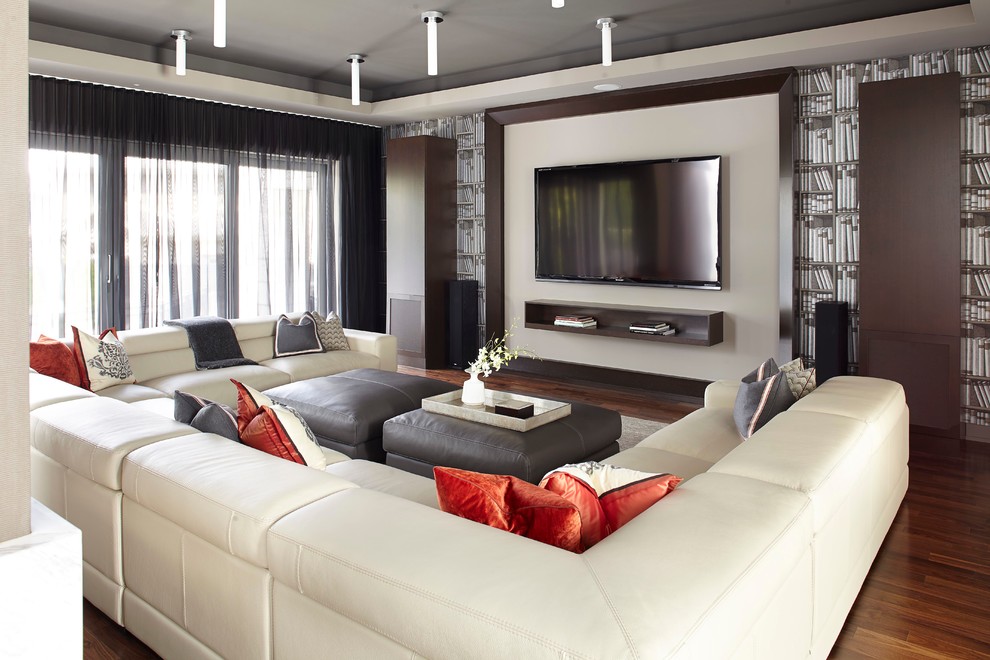 Idee per un soggiorno minimal chiuso con TV a parete, parquet scuro e pareti multicolore
