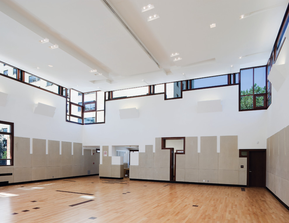 Großes, Offenes Modernes Wohnzimmer mit weißer Wandfarbe, dunklem Holzboden und verstecktem TV in New York