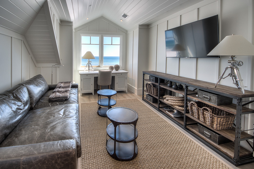 На фото: изолированная гостиная комната в морском стиле с белыми стенами, светлым паркетным полом, телевизором на стене и ковром на полу с