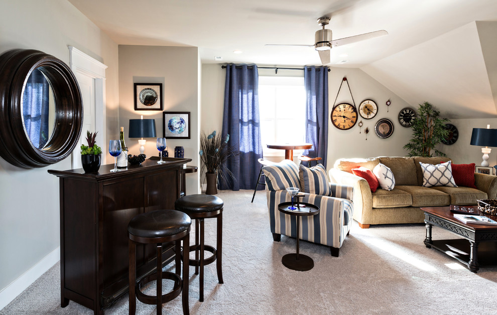 Пример оригинального дизайна: изолированная гостиная комната среднего размера в стиле кантри с серыми стенами, ковровым покрытием и отдельно стоящим телевизором без камина