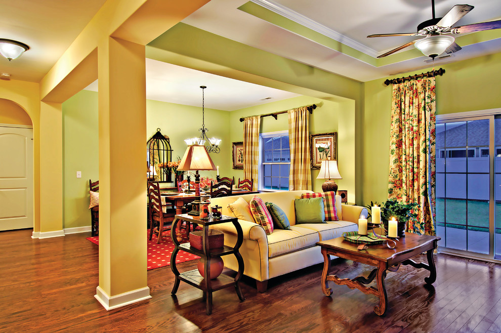 Свежая идея для дизайна: открытая гостиная комната среднего размера в классическом стиле с зелеными стенами, темным паркетным полом и скрытым телевизором без камина - отличное фото интерьера