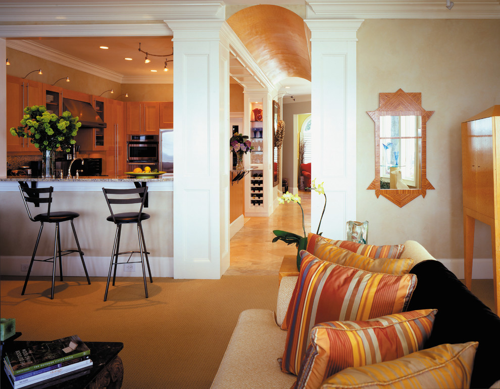 Diseño de sala de estar abierta mediterránea grande con paredes beige y moqueta