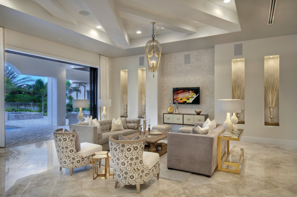 Ejemplo de sala de estar abierta mediterránea grande sin chimenea con paredes beige, suelo de mármol y televisor colgado en la pared