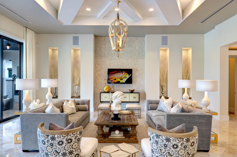 Стильный дизайн: большая открытая гостиная комната в средиземноморском стиле с бежевыми стенами, мраморным полом и телевизором на стене без камина - последний тренд