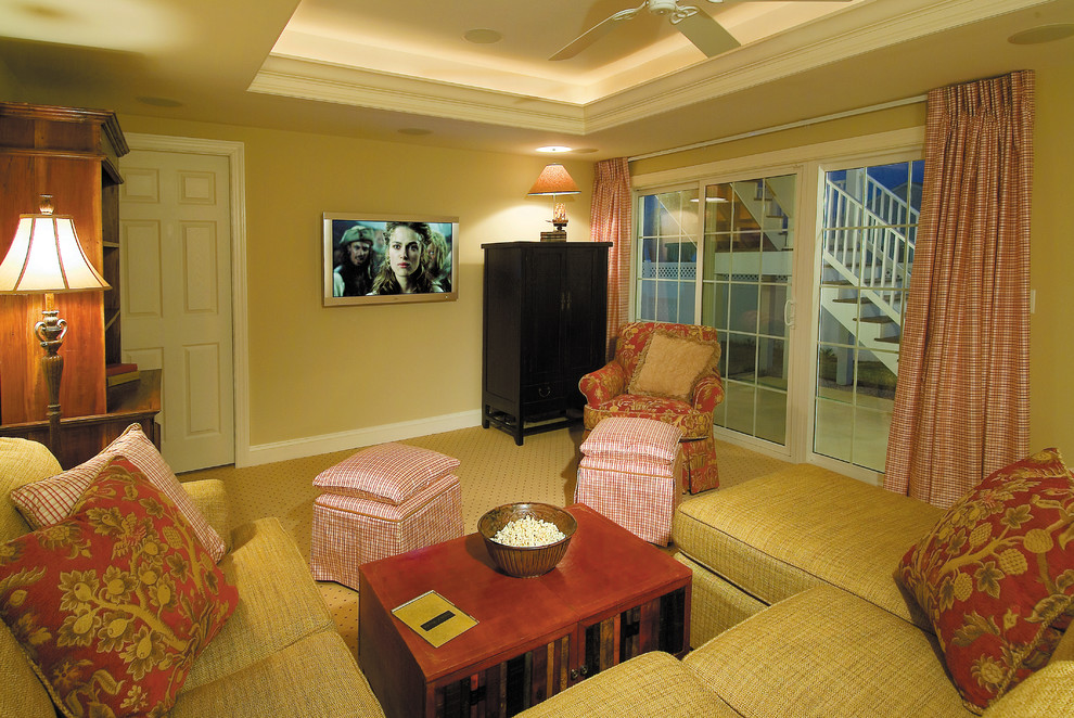 Источник вдохновения для домашнего уюта: большая изолированная гостиная комната в морском стиле с желтыми стенами, ковровым покрытием, телевизором на стене и желтым полом