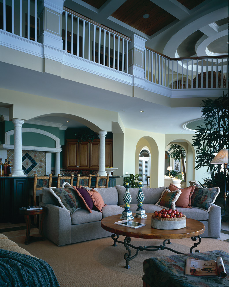 Foto de sala de estar abierta clásica grande sin chimenea con paredes amarillas, moqueta y pared multimedia