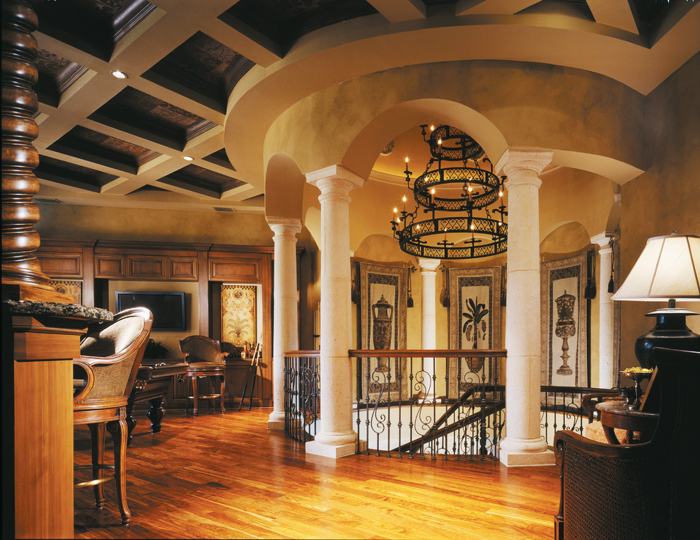 Geräumiges Mediterranes Wohnzimmer ohne Kamin, im Loft-Stil mit beiger Wandfarbe, braunem Holzboden und Multimediawand in Miami