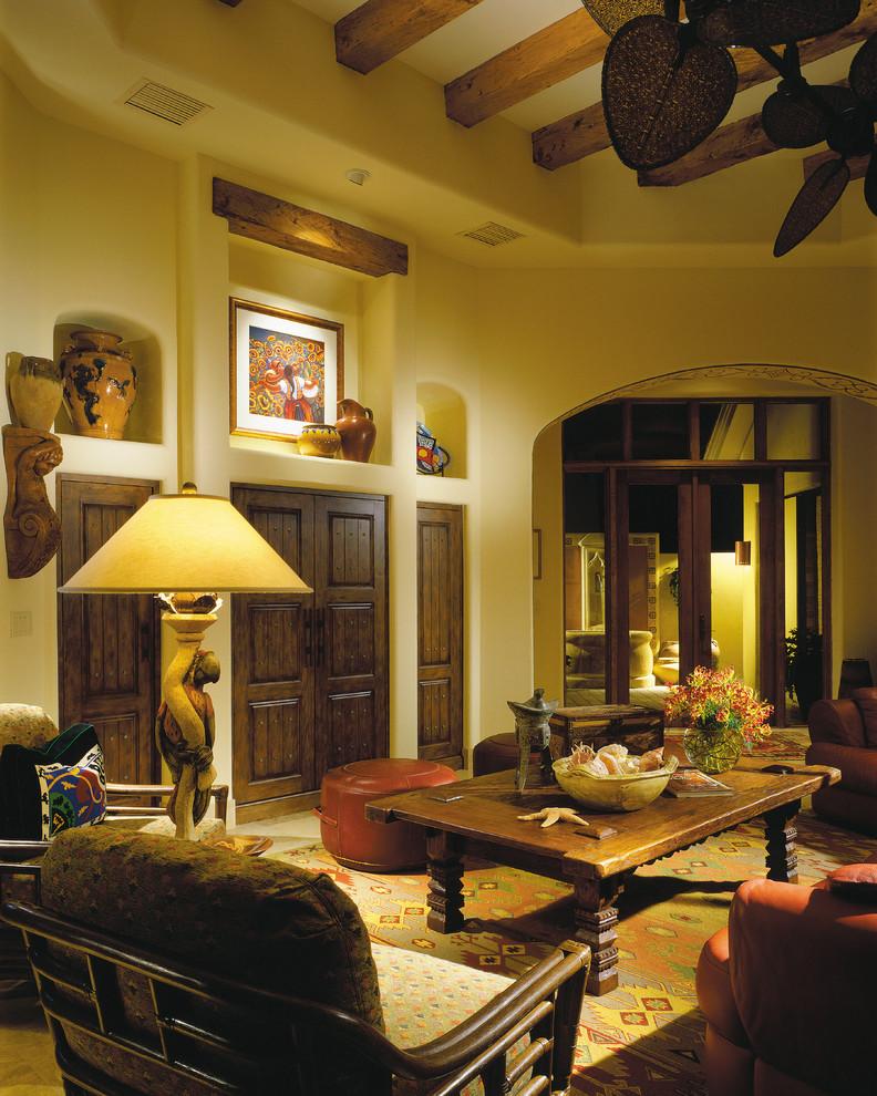 Imagen de sala de estar abierta mediterránea grande sin chimenea con paredes beige, pared multimedia y moqueta