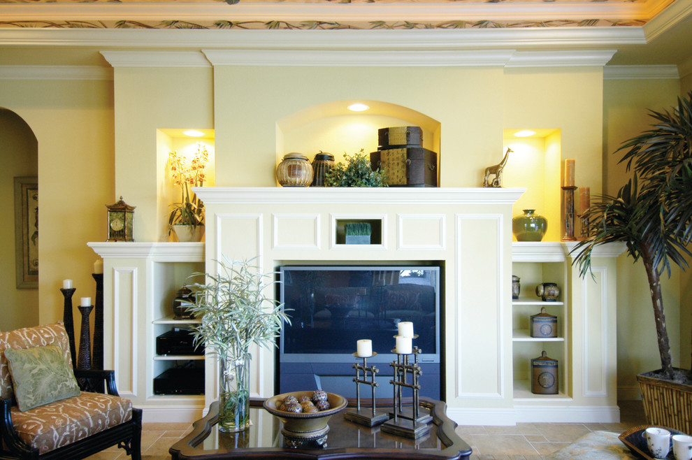 Пример оригинального дизайна: большая открытая гостиная комната в средиземноморском стиле с желтыми стенами, полом из травертина и мультимедийным центром без камина