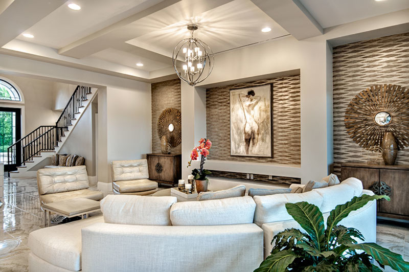 Großes, Fernseherloses, Offenes Mediterranes Wohnzimmer ohne Kamin mit grauer Wandfarbe und Keramikboden in Miami