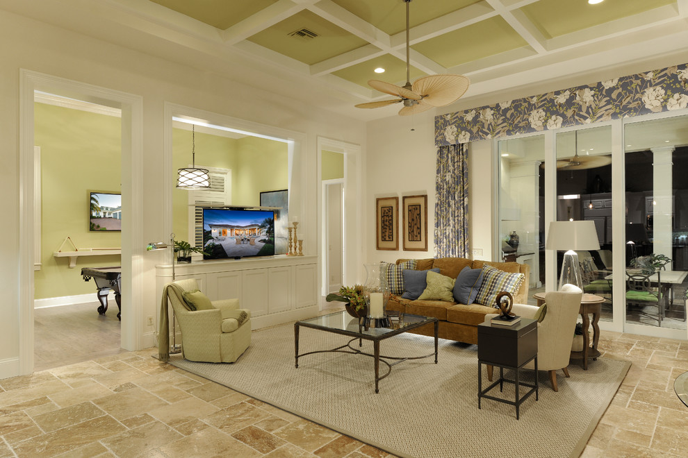 Идея дизайна: большая открытая гостиная комната в средиземноморском стиле с серыми стенами, полом из травертина и телевизором на стене без камина