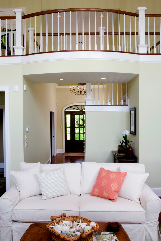 Großes, Offenes Landhausstil Wohnzimmer mit beiger Wandfarbe, braunem Holzboden, Kamin und Kaminumrandung aus Stein in Miami