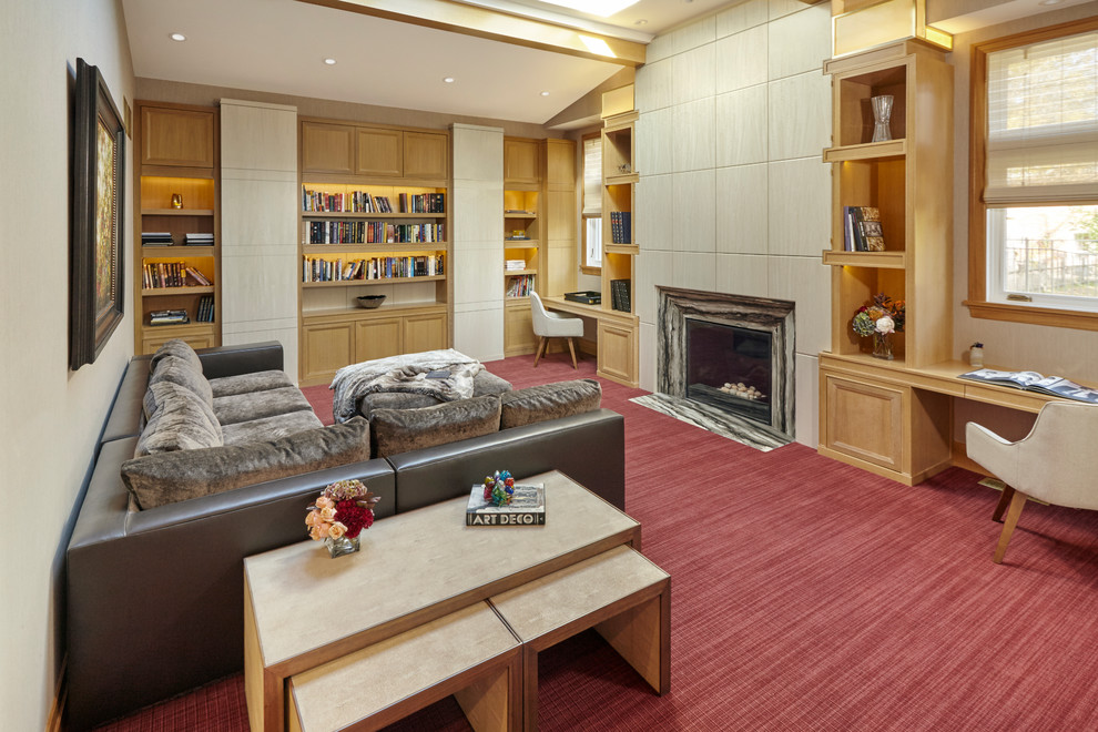 На фото: гостиная комната в стиле неоклассика (современная классика) с бежевыми стенами, ковровым покрытием, стандартным камином, фасадом камина из плитки и красным полом