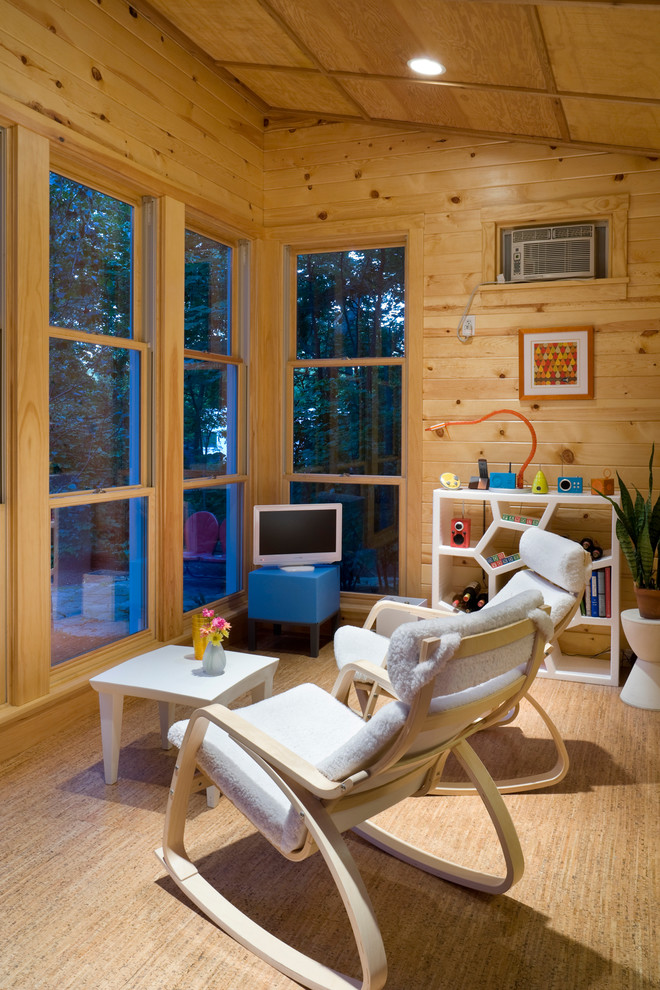 Aménagement d'une petite salle de séjour contemporaine fermée avec un mur beige, parquet clair et un téléviseur d'angle.