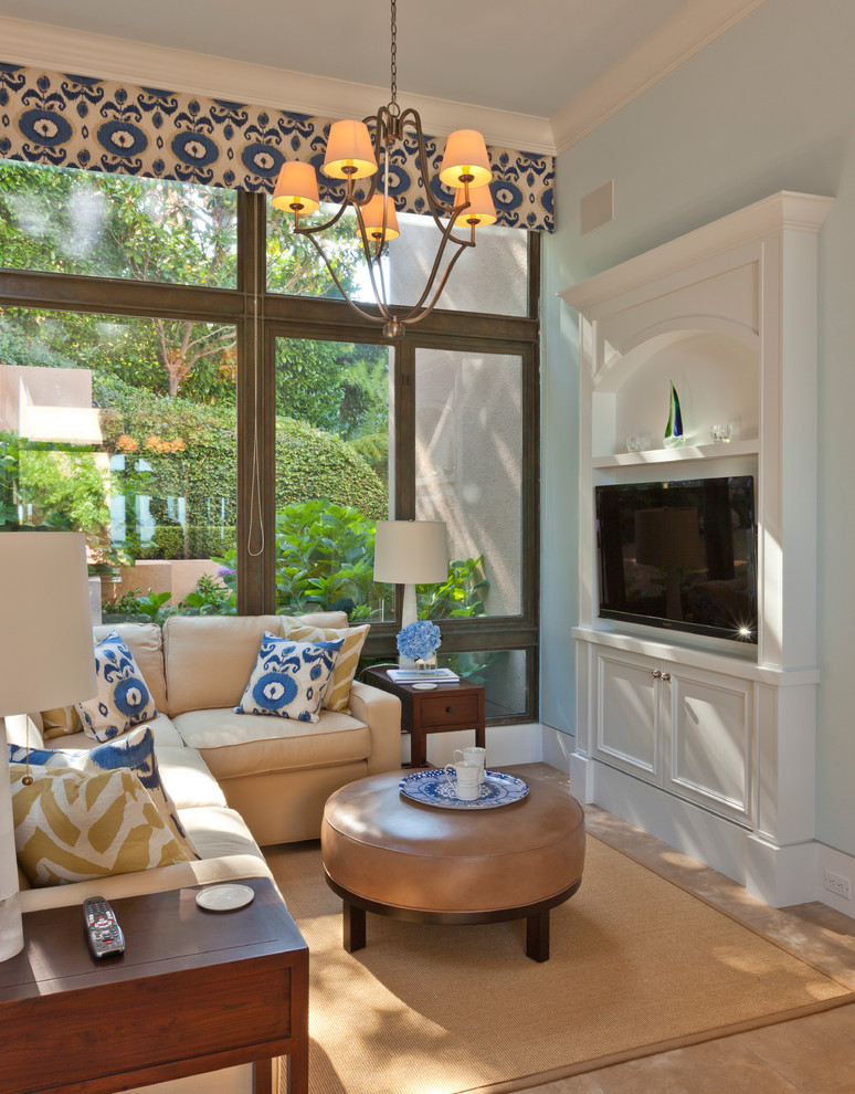 Пример оригинального дизайна: изолированная гостиная комната среднего размера в классическом стиле с синими стенами, телевизором на стене, коричневым полом и полом из травертина без камина