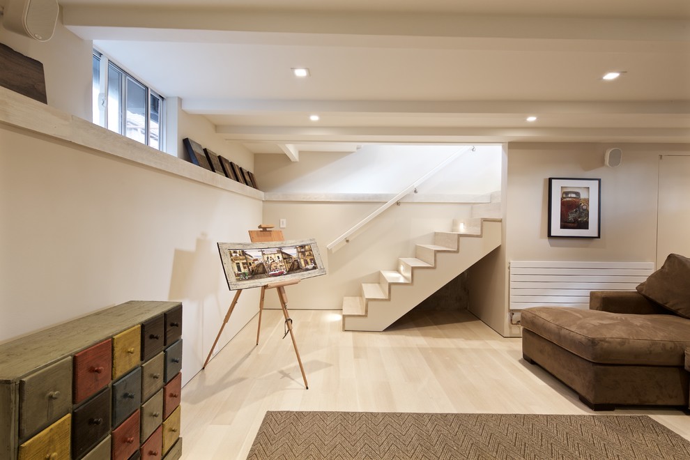 Foto de sala de estar abierta minimalista grande con paredes beige y suelo de madera clara