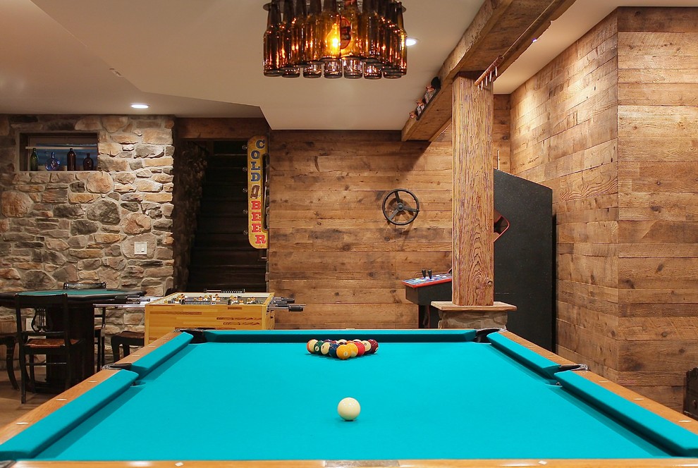Foto de sala de juegos en casa cerrada rústica de tamaño medio con paredes marrones, suelo de cemento y suelo beige