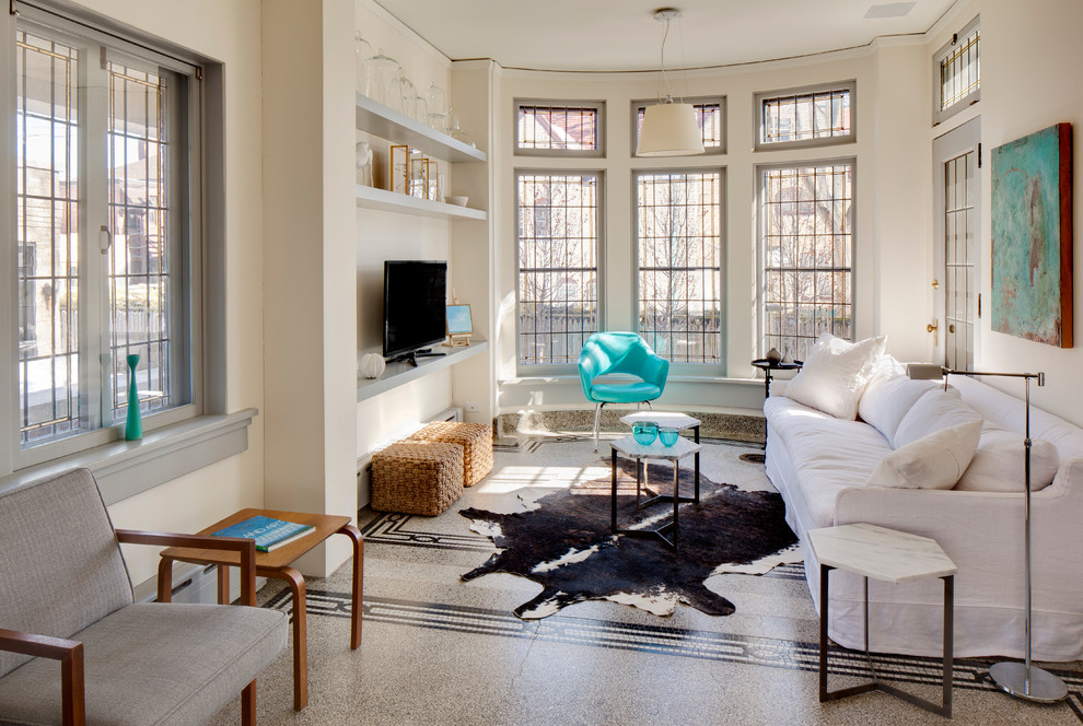 Diseño de sala de estar clásica renovada con paredes beige y televisor independiente
