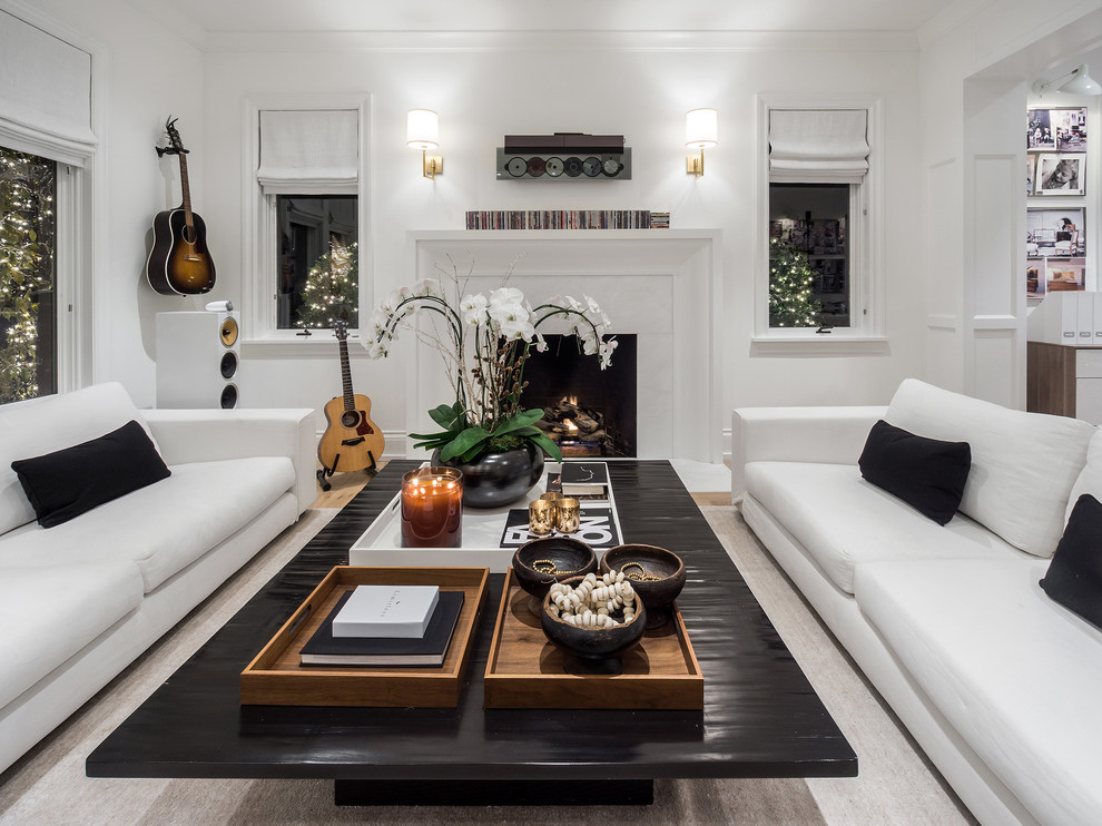 Diseño de sala de estar con rincón musical abierta contemporánea grande con paredes blancas, suelo de madera clara y todas las chimeneas