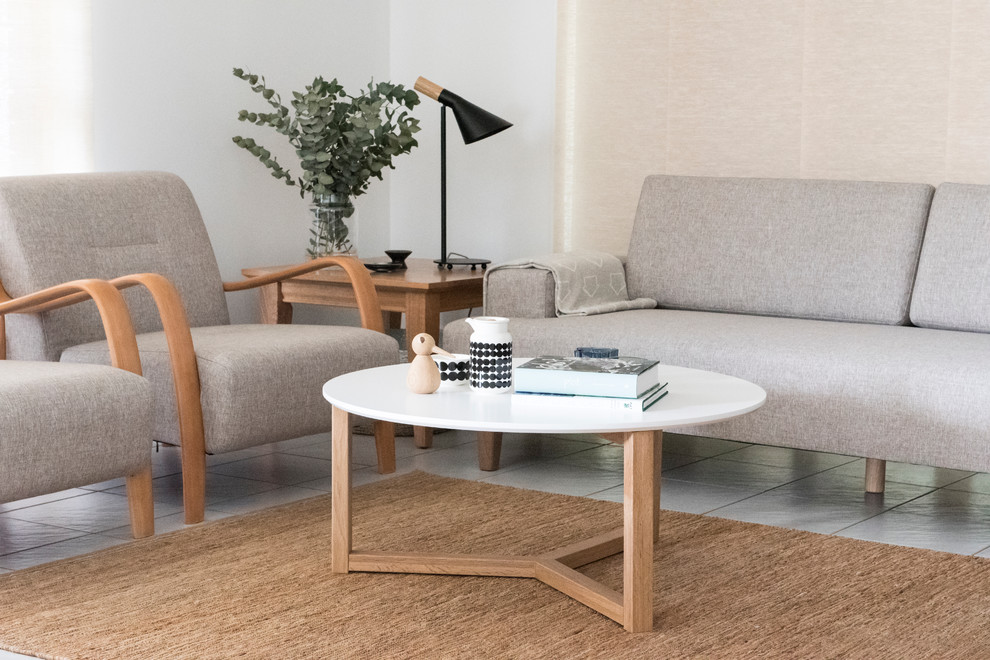 Стильный дизайн: гостиная комната в скандинавском стиле с ковром на полу - последний тренд