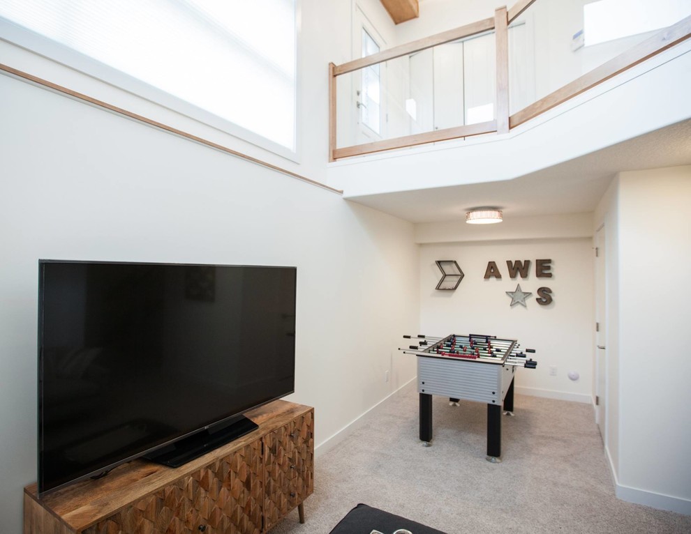 Foto de sala de juegos en casa abierta nórdica pequeña sin chimenea con paredes grises, moqueta y televisor independiente