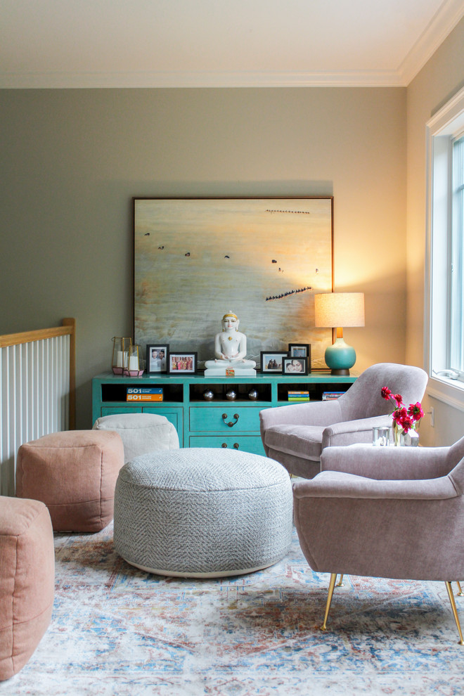 Modelo de sala de estar con biblioteca tipo loft contemporánea de tamaño medio sin chimenea y televisor con paredes grises, moqueta y suelo multicolor