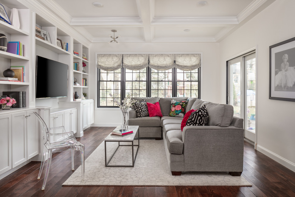 Diseño de sala de estar abierta clásica renovada de tamaño medio sin chimenea con paredes blancas, suelo de bambú, suelo marrón, pared multimedia y alfombra