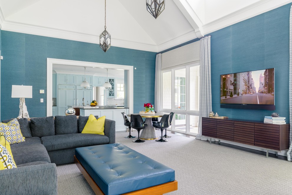 Идея дизайна: изолированная гостиная комната в морском стиле с синими стенами, ковровым покрытием, телевизором на стене и серым полом без камина