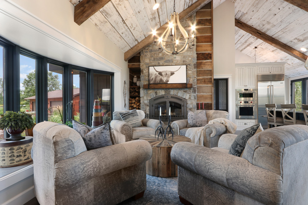 Modelo de sala de estar de estilo de casa de campo con todas las chimeneas y marco de chimenea de piedra