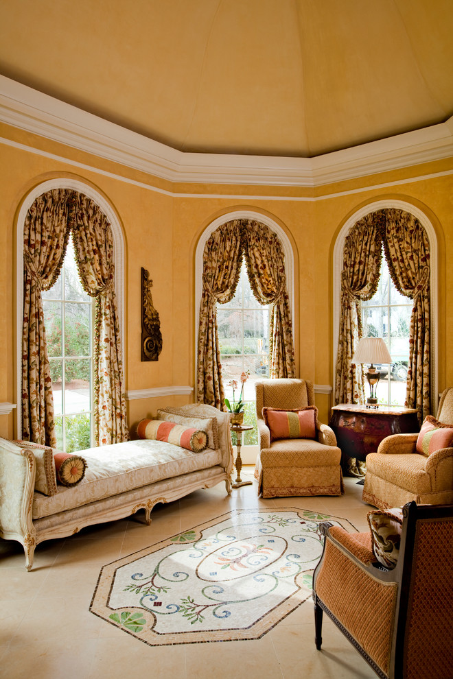 На фото: гостиная комната в викторианском стиле с желтыми стенами с