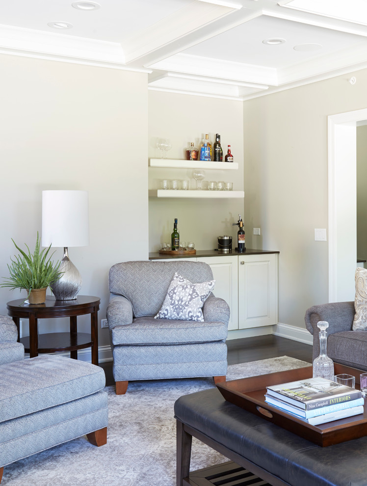 Modelo de sala de estar con barra de bar abierta campestre grande con paredes beige y suelo de madera oscura