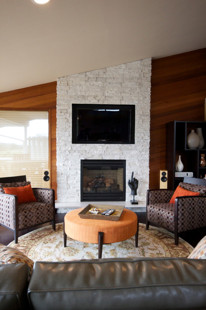 Offenes, Mittelgroßes Modernes Wohnzimmer mit bunten Wänden, Kamin, Kaminumrandung aus Stein, TV-Wand und dunklem Holzboden in Seattle