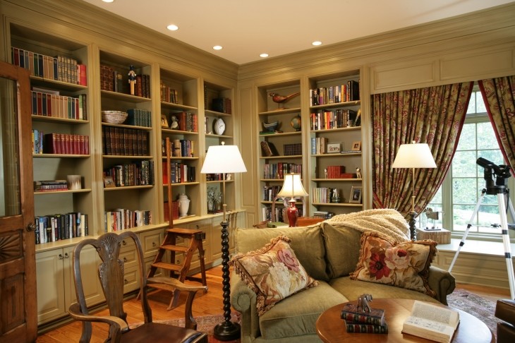 Diseño de sala de estar con biblioteca cerrada rural grande con paredes beige y suelo de madera en tonos medios
