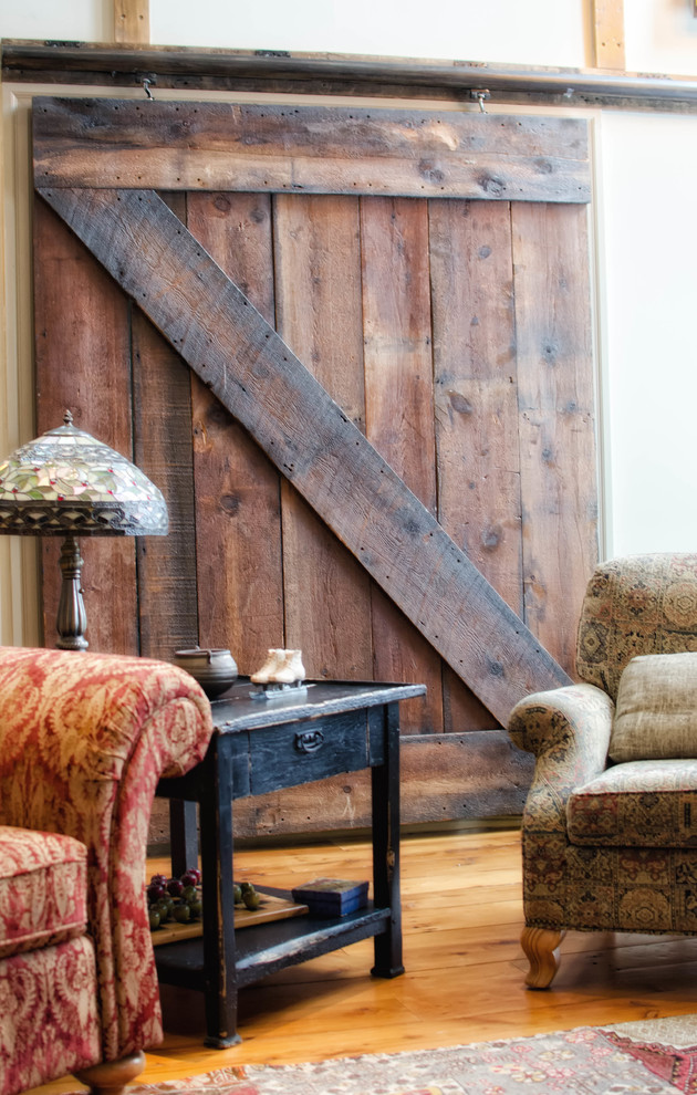 Foto di un grande soggiorno stile shabby stile loft con pareti grigie, parquet chiaro, camino classico, cornice del camino in pietra e parete attrezzata