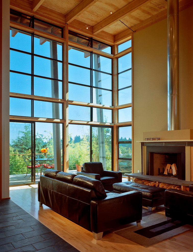 Idée de décoration pour une salle de séjour design ouverte avec un mur beige, un sol en bois brun, une cheminée standard et aucun téléviseur.