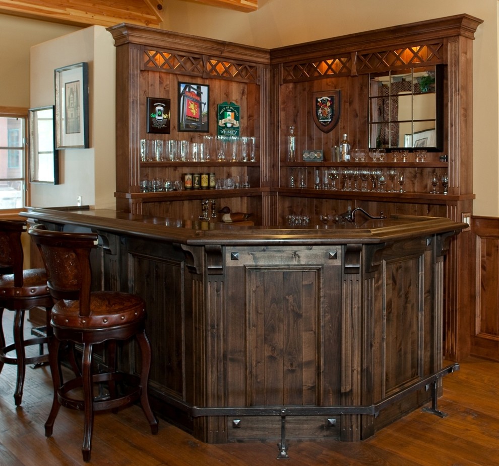 Example of a classic home bar design in San Francisco