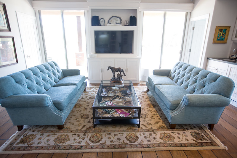 Modelo de sala de estar abierta tradicional renovada grande con paredes blancas, pared multimedia y suelo de madera en tonos medios
