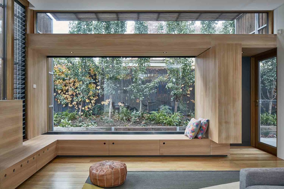 Großes, Offenes Modernes Wohnzimmer mit beiger Wandfarbe, hellem Holzboden und beigem Boden in Melbourne