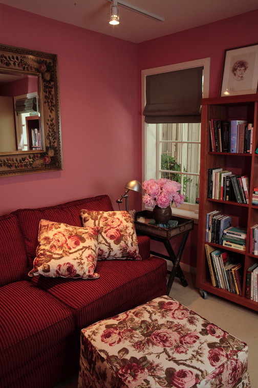 Idées déco pour une petite salle de séjour éclectique fermée avec un mur rose et moquette.