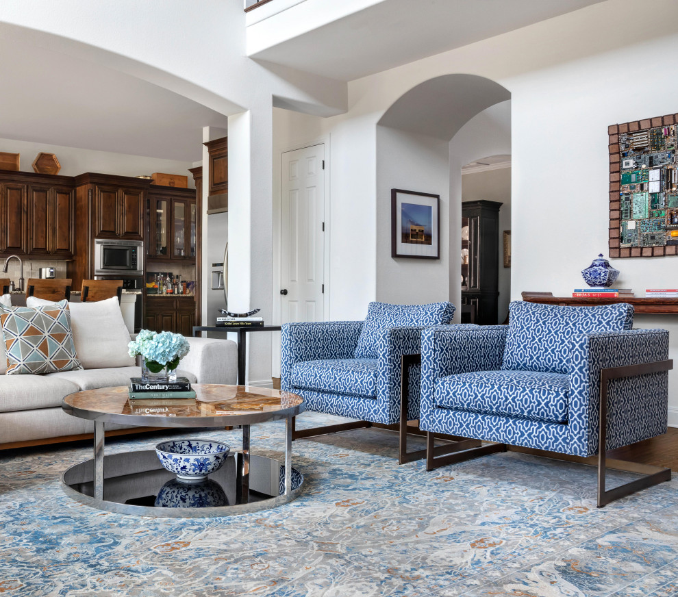 Mittelgroßes, Offenes Klassisches Wohnzimmer mit weißer Wandfarbe, braunem Holzboden, Kamin und Eck-TV in Austin