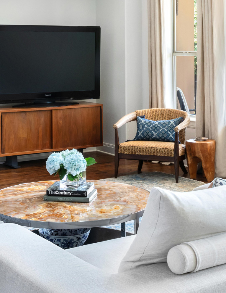 Imagen de sala de estar abierta tradicional renovada de tamaño medio con paredes blancas, suelo de madera en tonos medios, todas las chimeneas, piedra de revestimiento y televisor en una esquina