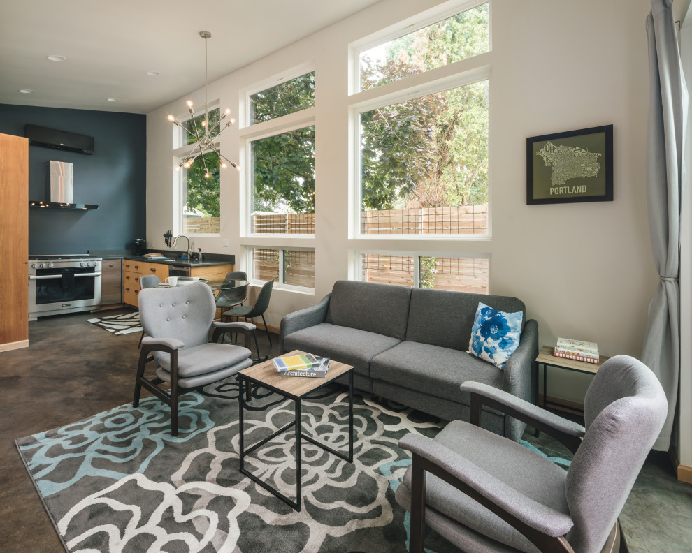 Diseño de sala de estar abierta moderna pequeña sin chimenea con paredes blancas, suelo de cemento y suelo marrón