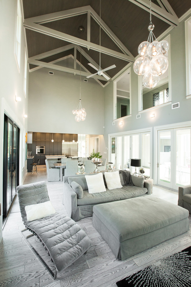 Offenes Modernes Wohnzimmer mit grauer Wandfarbe, gebeiztem Holzboden und grauem Boden in Miami