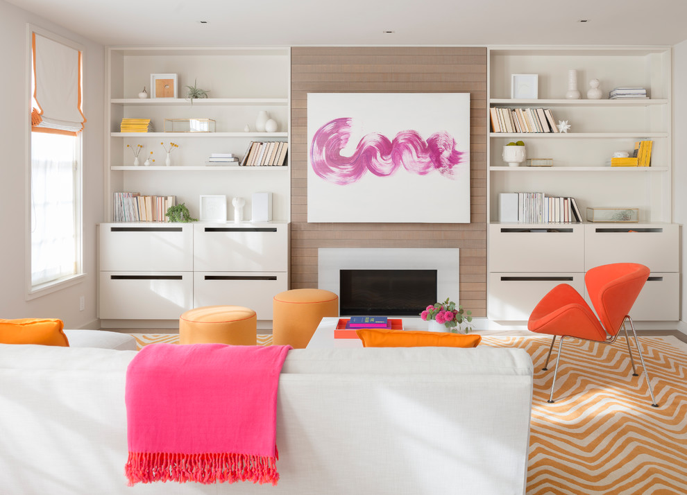 Cette image montre une salle de séjour design de taille moyenne et fermée avec un mur blanc, un sol en bois brun, un sol marron et une cheminée standard.