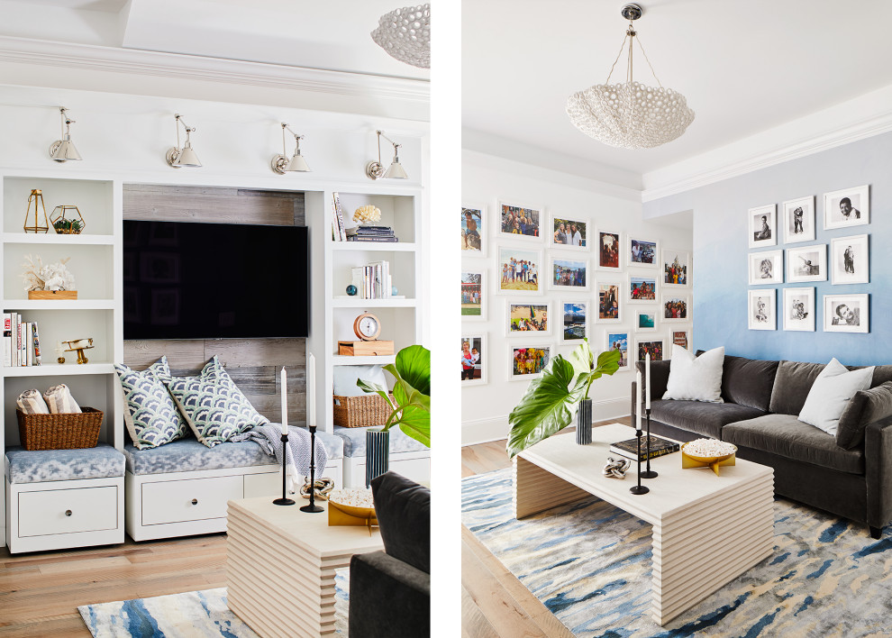 Diseño de sala de estar tipo loft marinera de tamaño medio con paredes azules, suelo de madera clara, pared multimedia, suelo marrón y papel pintado