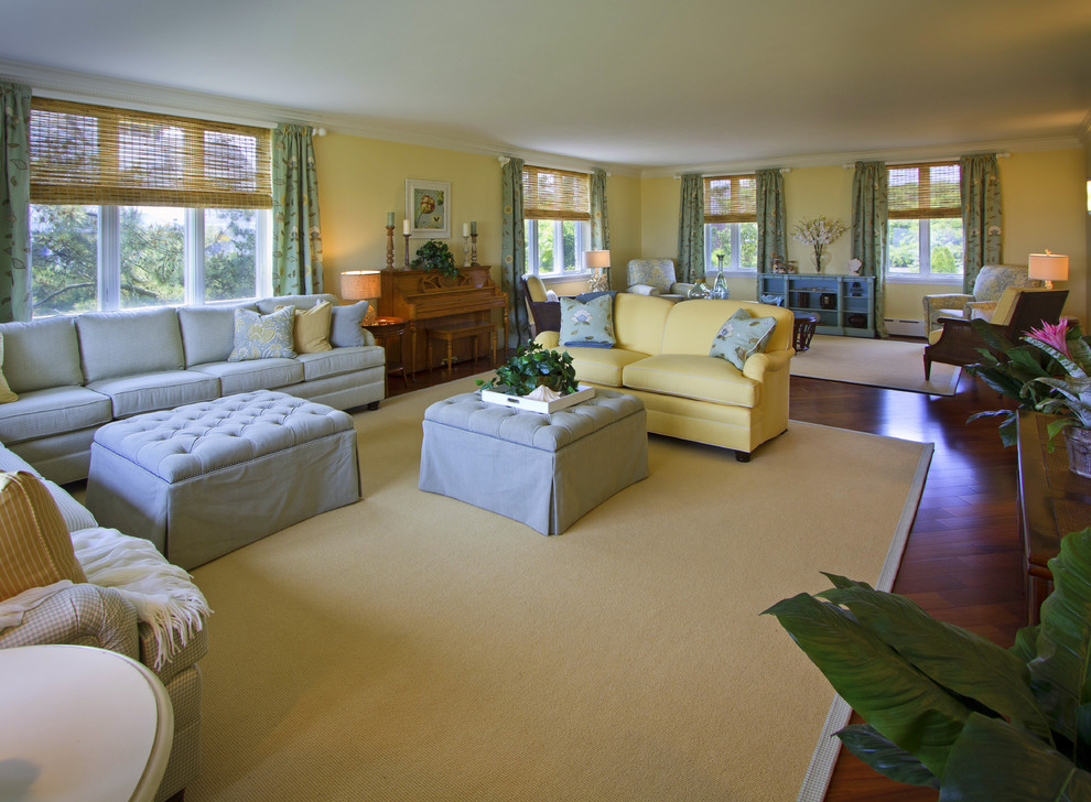 Aménagement d'une salle de séjour classique avec un mur jaune et parquet foncé.