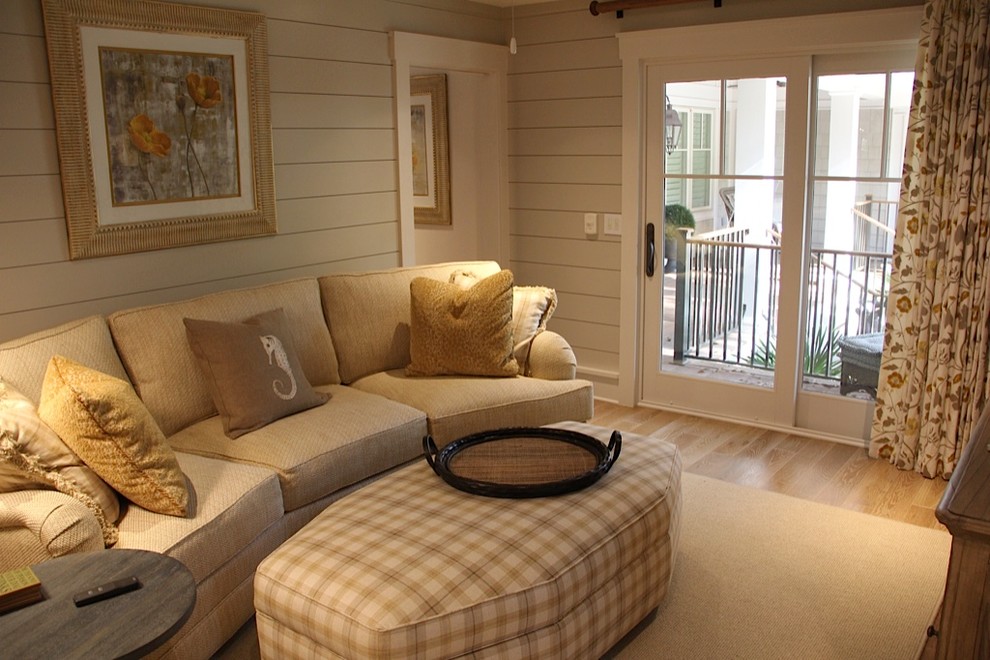 Ejemplo de sala de estar cerrada marinera de tamaño medio sin chimenea con paredes beige y suelo de madera clara