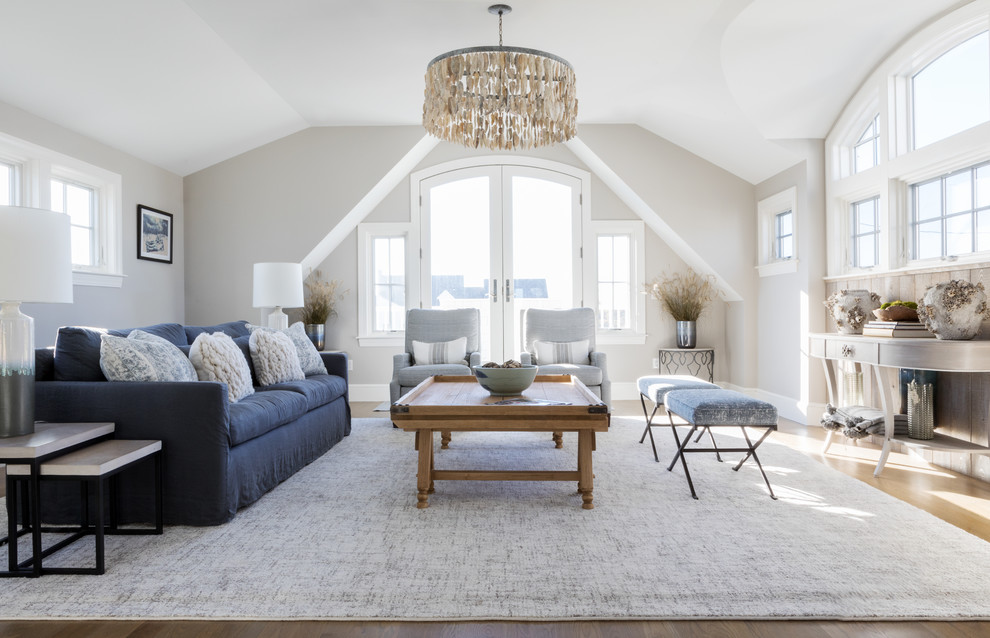 Maritimes Wohnzimmer mit beiger Wandfarbe, braunem Holzboden und braunem Boden in Boston